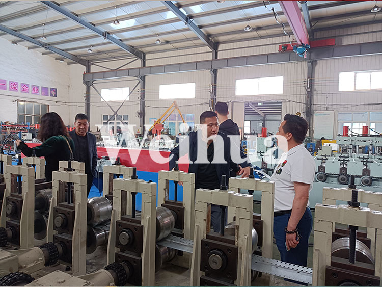 欢迎姚总来厂考察配电箱型材设备。